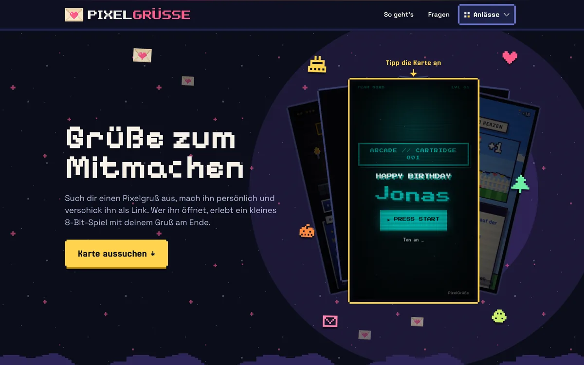 Startseite von PixelGrüße: Überschrift Grüße zum Mitmachen und ein Fächer spielbarer Pixelkarten vor einem Sternenhimmel